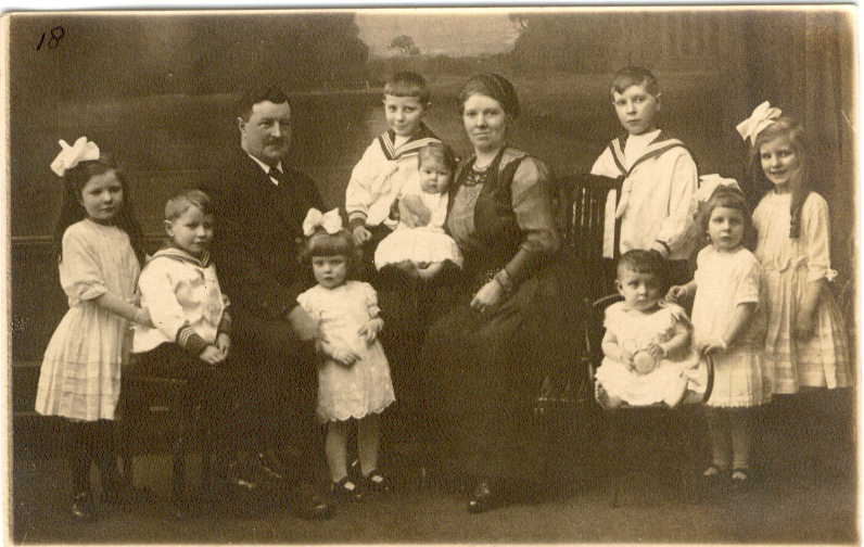 Koperen Bruiloft familie Ruhe-Wichmann te Amsterdam, 1918-19; Fien, Els en Jan nog niet geboren; Agnes Ruhe: op Oma's arm; Collectie MSC